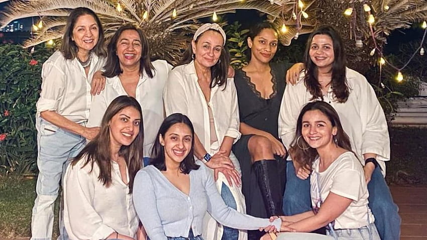 Masaba forgets to follow dress code in Alia Bhatt's mothers and daughters pic HD wallpaper