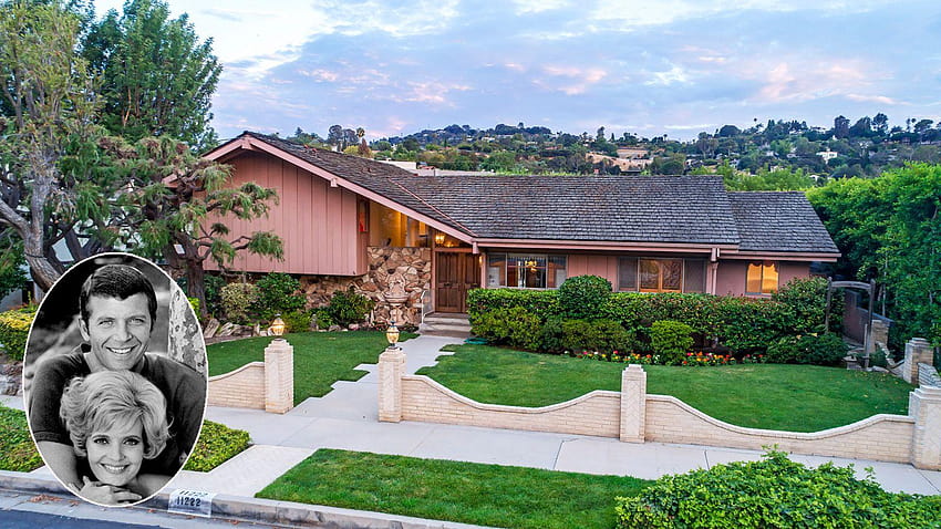 Lance Bass says he's 'heartbroken' to lose the Brady Bunch house to HD wallpaper