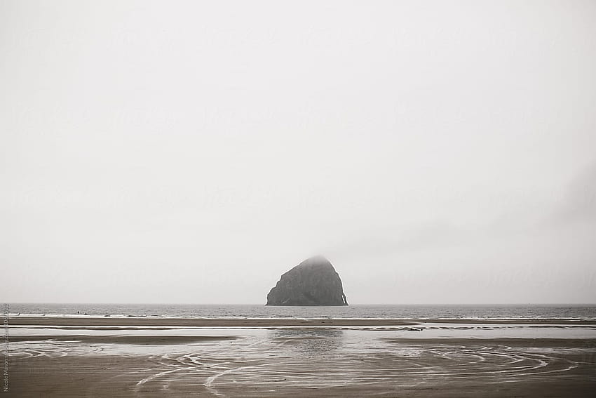 foggy day at oregon coast ocean beach by Nicole Mason, foggy gloomy day HD wallpaper