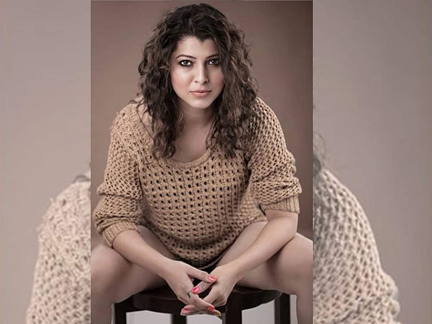 Tejaswini Pandit looks sizzling hot as she poses for a sultry hoot HD wallpaper