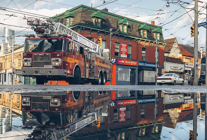 Toronto Fire Truck Reflection 2302x1558, fire trucks HD wallpaper