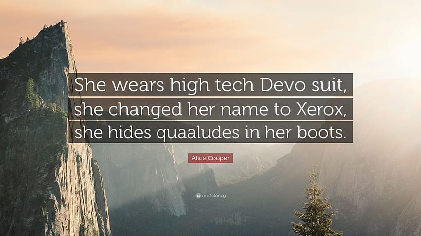 คำพูดของอลิซ คูเปอร์: “เธอสวมชุดสูท Devo สุดไฮเทค เธอเปลี่ยนชื่อเป็น Xerox เธอซ่อนคนสี่คนไว้ในรองเท้าบู๊ตของเธอ” วอลล์เปเปอร์ HD