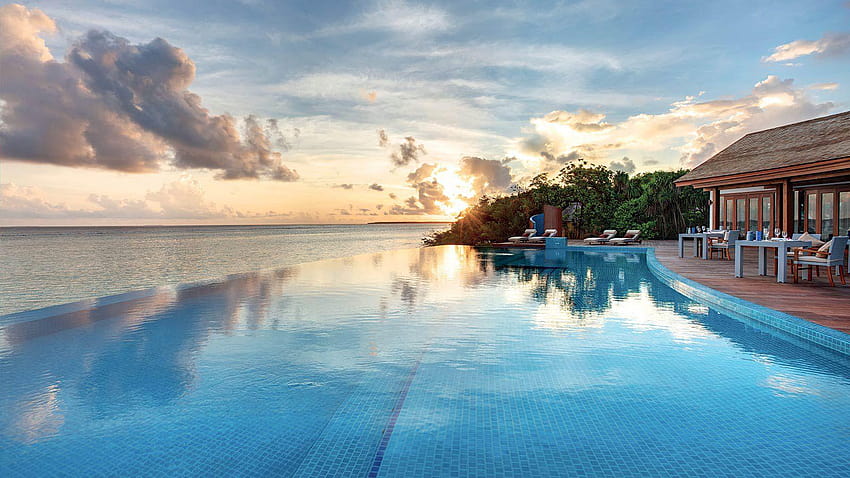 Hideaway Beach Resort dispose de 2 piscines à débordement aux Maldives, coucher de soleil sur la piscine à débordement Fond d'écran HD