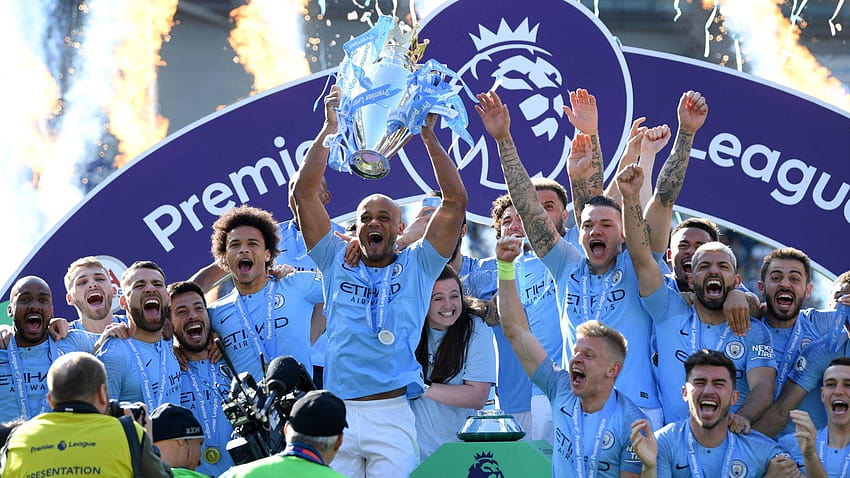 Il Manchester City solleva il trofeo della Premier League dopo la vittoria del titolo 2018/19, Manchester City 2019 Sfondo HD