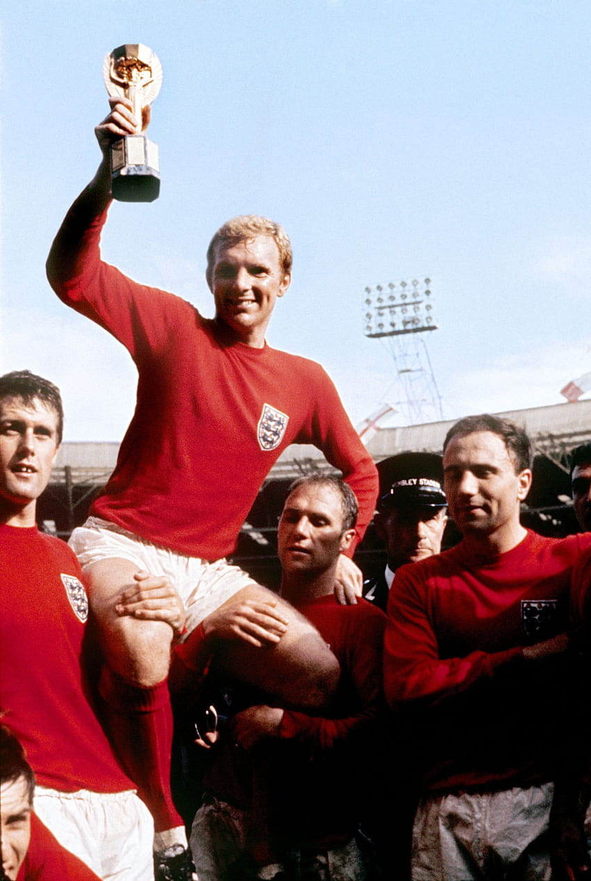 50 lat, odkąd Bobby Moore prowadził Anglię ... thesun.co.uk, Bobby Charlton Tapeta na telefon HD