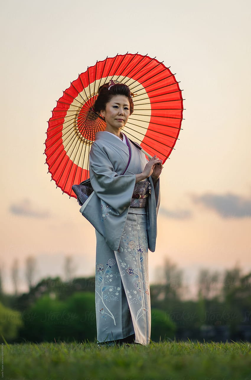 Japonka ubrana w kimono i trzymająca tradycyjny parasol autorstwa Leslie Taylor, japońska parasolka Tapeta na telefon HD