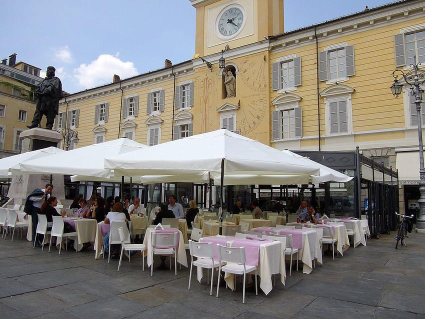 Street cafe in Parma, Italy and HD wallpaper