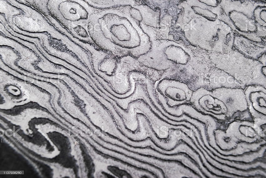 ダマスカス鋼のパターンを持つ背景 ダマスカス鋼のナイフの刃のテクスチャのクローズ アップ マクロ撮影 ダマスカス鋼のパターン 金属と鋼の背景 高画質の壁紙