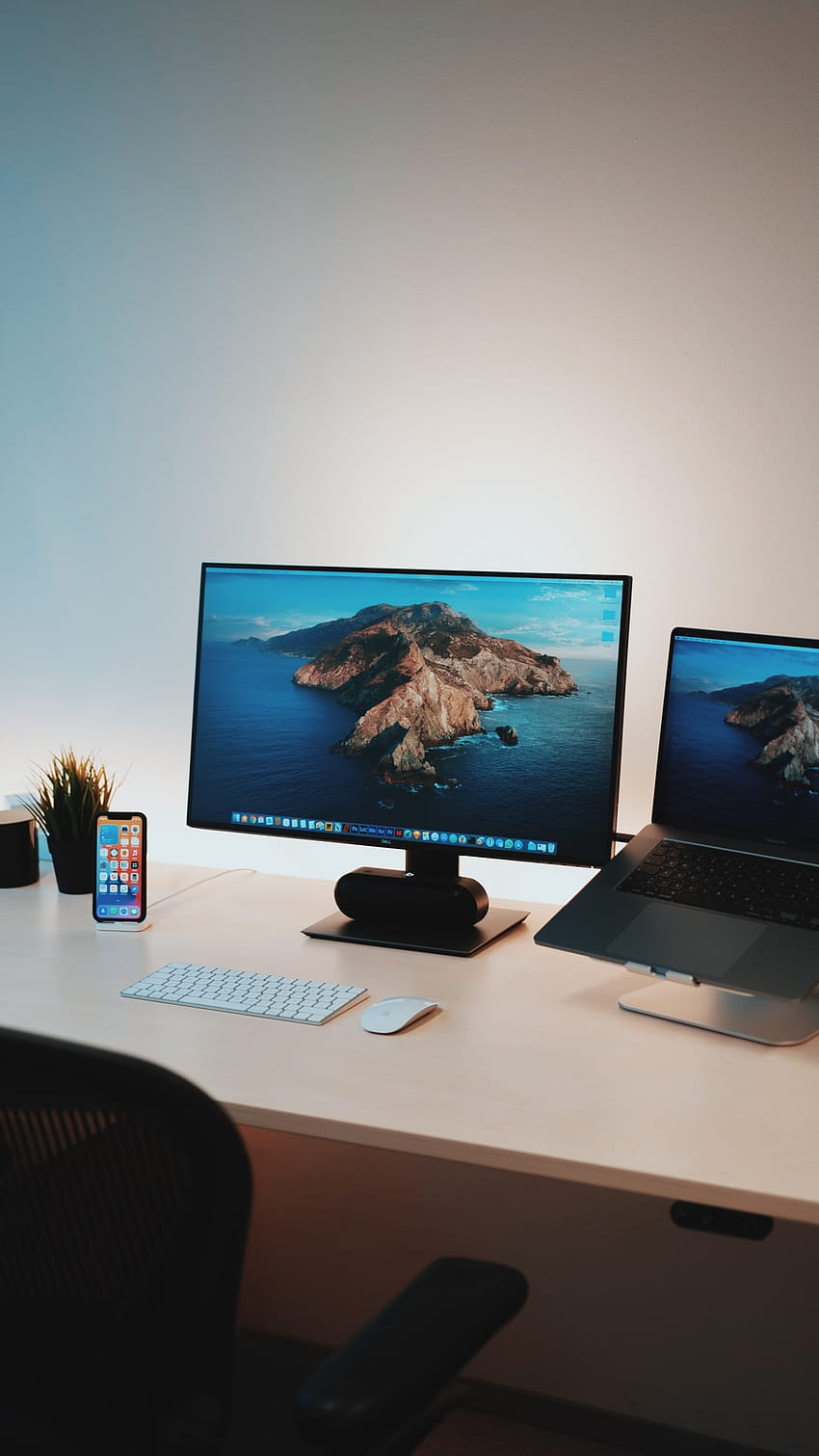 laptop computer beside curved monitor – Resita HD phone wallpaper
