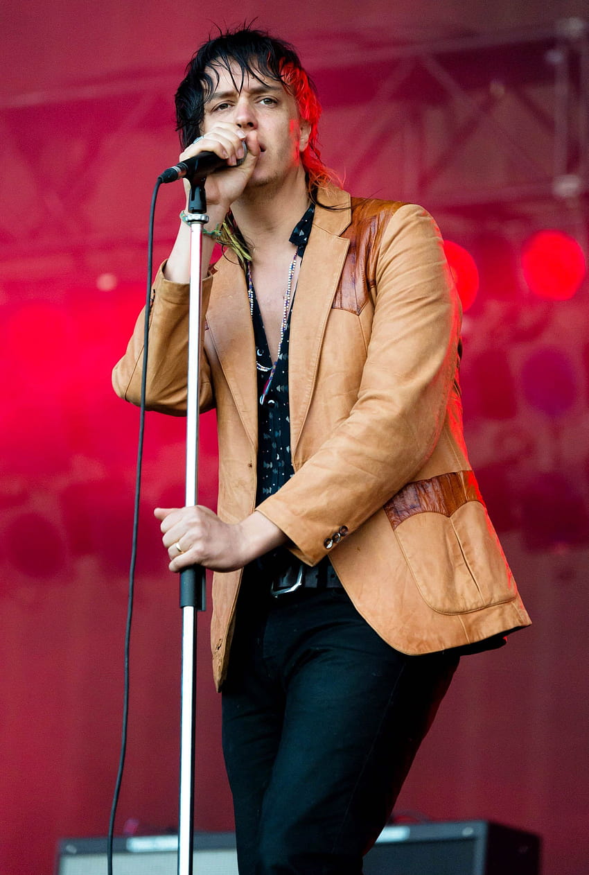 The Strokes frontman Julian Casablancas moves on with roadie half HD phone wallpaper