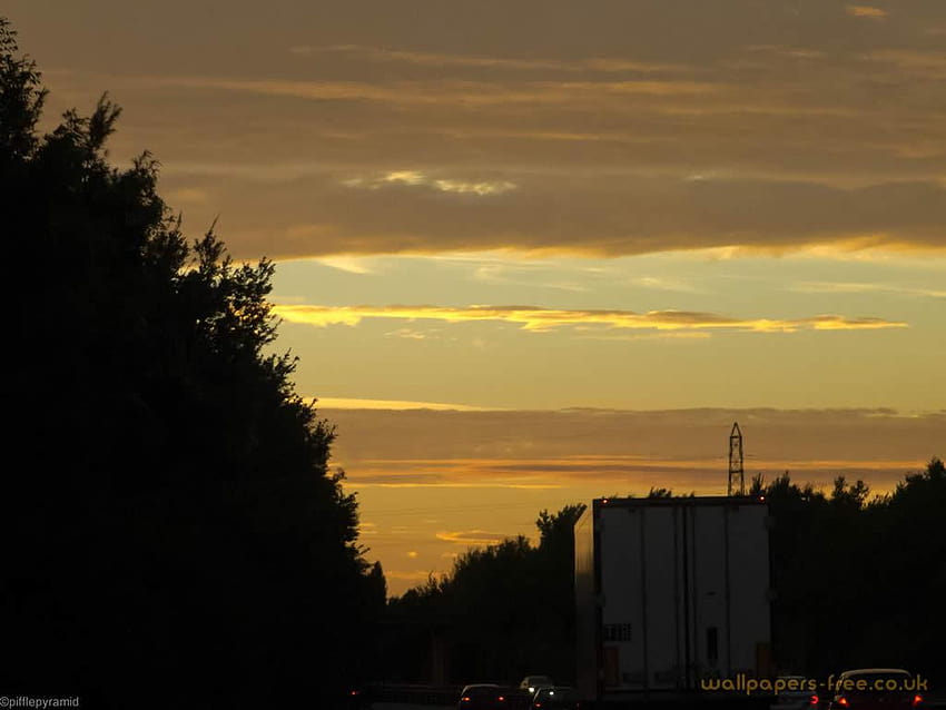 Abendhimmel auf der Autobahn M2 HD-Hintergrundbild
