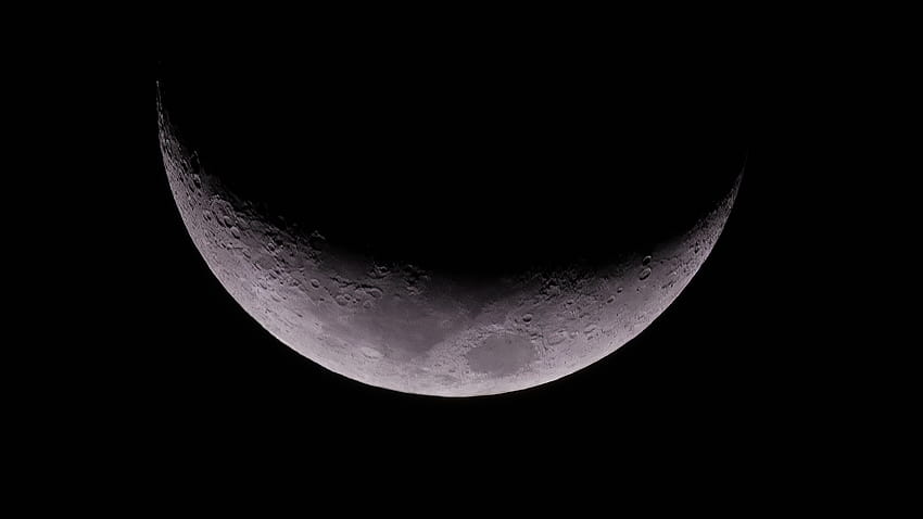 22% Waxing Crescent Moon HD wallpaper