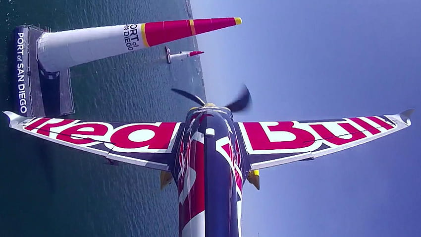 大胆なパイロットが Red Bull Air Race の練習走行を疾走する様子をご覧ください 高画質の壁紙