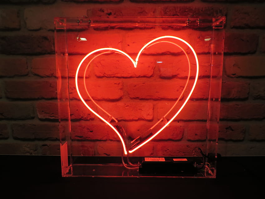 Leuchtreklame mit rotem Herz zu mieten, Retro-Leuchtreklame mit rotem Herz HD-Hintergrundbild