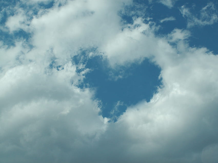 Herzförmige Wolke 12 von 57 mit herzförmigem Loch im Himmel, Herzwolken HD-Hintergrundbild