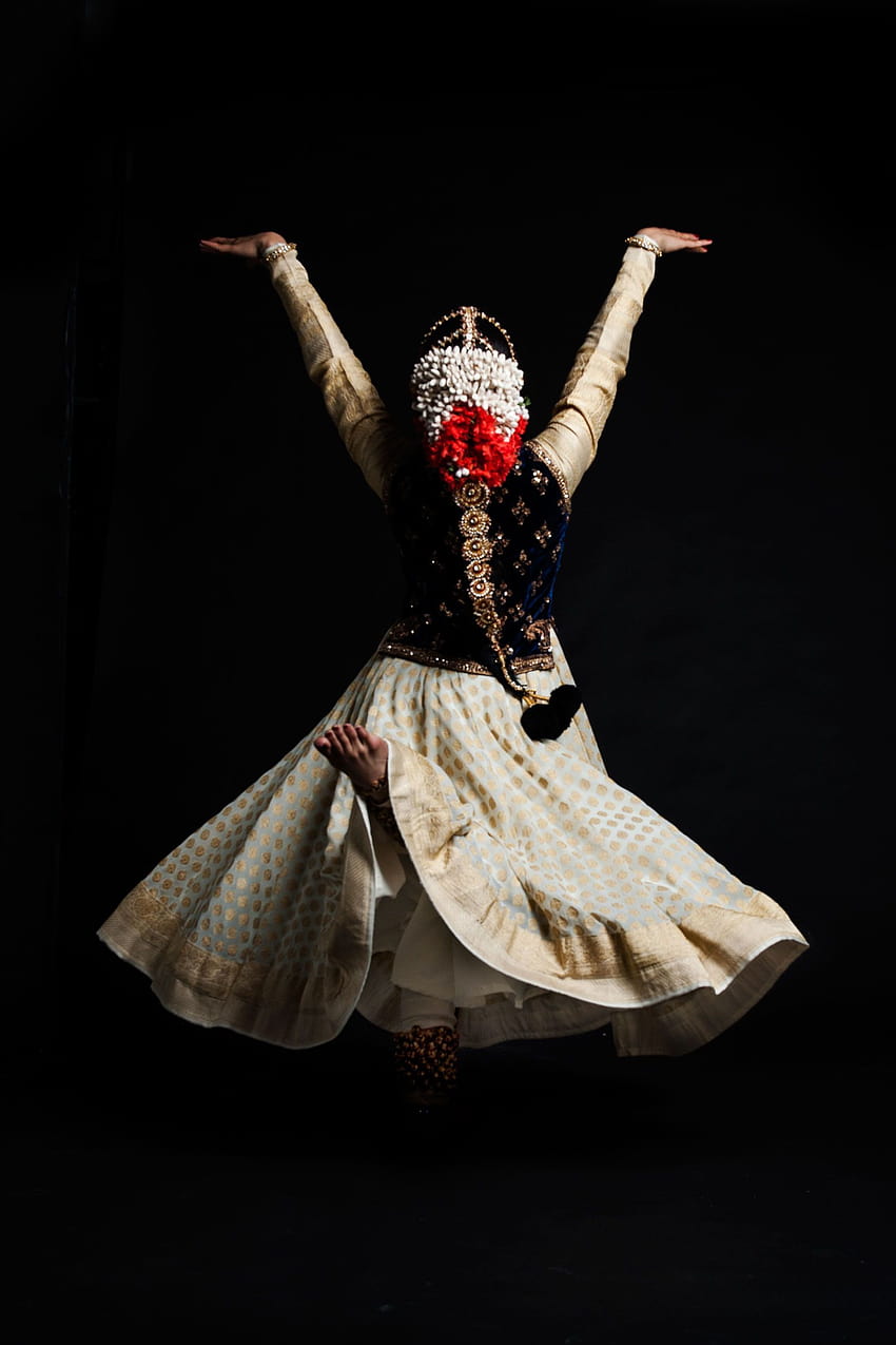 Kathak es una de las varias formas de danza tradicionales de la India provenientes de los estados del norte. Es la narración de un K… fondo de pantalla del teléfono