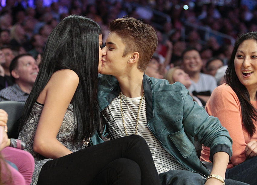 Selena Gomez Calls Kissing Justin Bieber On Kiss Cam 'Humiliating, justin bieber and selena gomez HD wallpaper