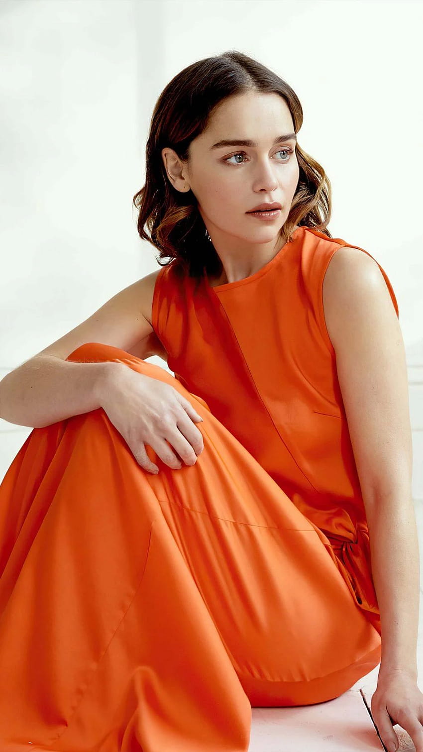 Emilia Clarke w pomarańczowej sukience 2020 Ultra Mobile, Emilia Clarke 2020 Tapeta na telefon HD