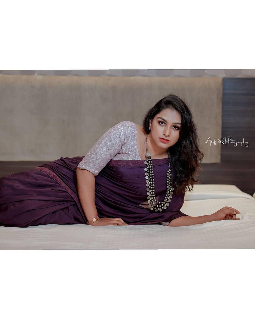 Malayalam television actress Rini Raj in saree hot gallery HD phone wallpaper