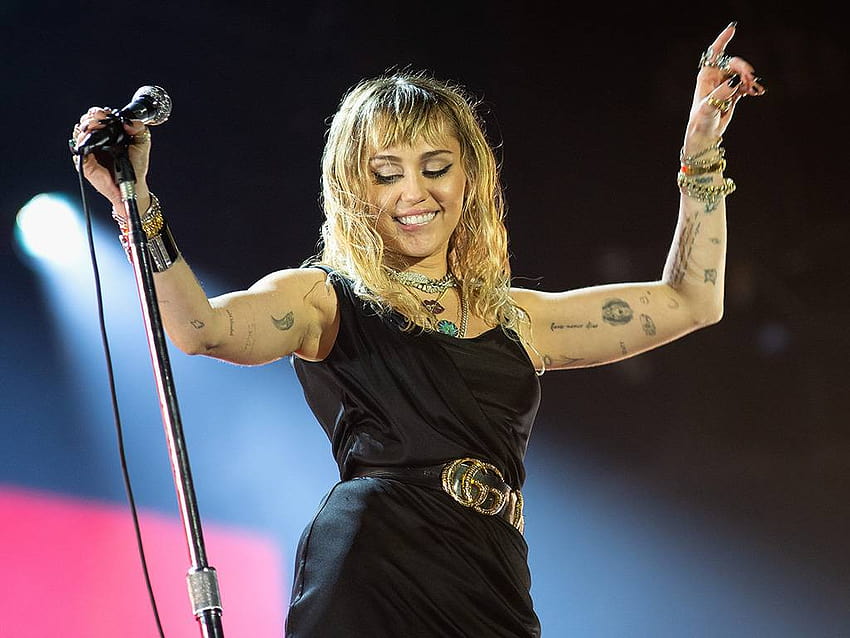 Miley Cyrus estrena nueva música, anuncia el EP 'She is Coming', miley cyrus madres hija fondo de pantalla