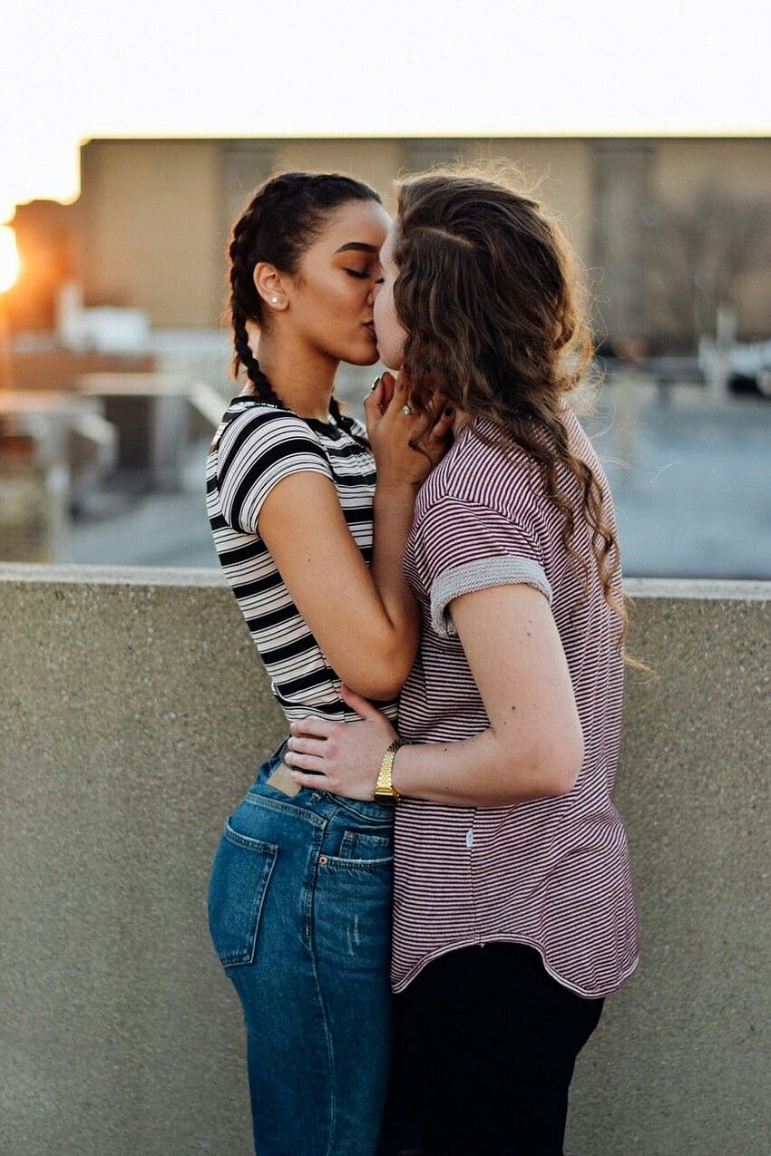 Begrüße sie mit einem Kuss..., lesbischem Kuss HD-Handy-Hintergrundbild