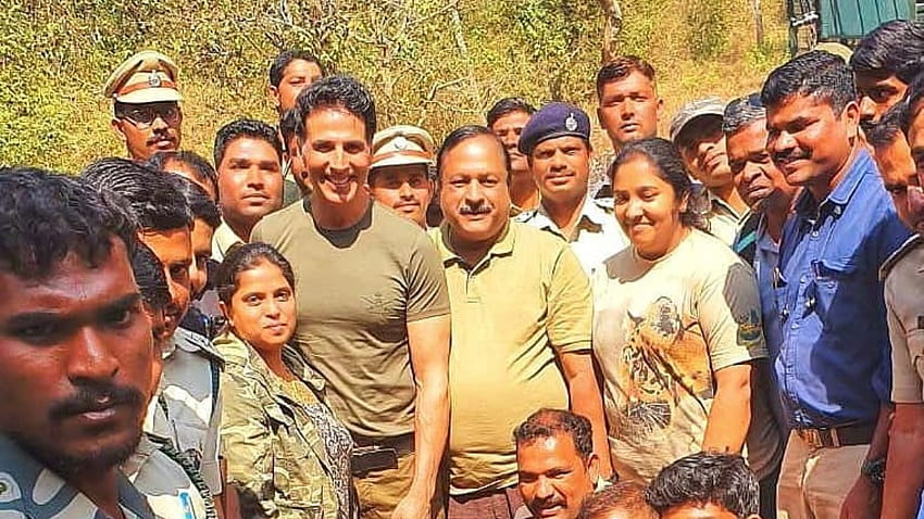 Akshay Kumar's Man vs Wild shoot LEAKED, actor poses with forest officials HD wallpaper