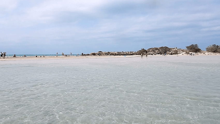 Plaża laguny Elafonisi w pochmurny dzień, Kreta, Grecja. Zbiory Wideo Tapeta HD