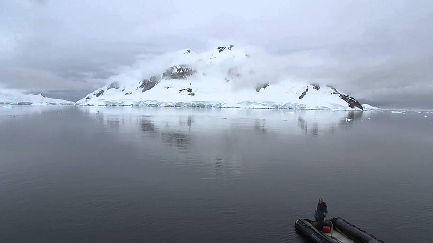 Przygotowanie do wejścia na pokład zodiaków z MV Ortelius w Paradise Bay, Paradise Bay na Antarktydzie Tapeta HD