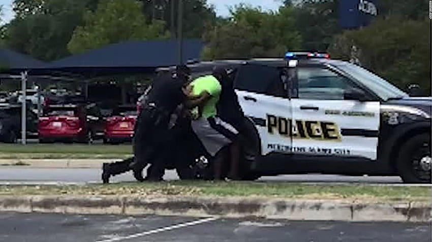 วิดีโอแสดงการจับกุมชายผิวดำที่ถูกหยุดขณะวิ่งจ๊อกกิ้ง ขณะที่ตำรวจตรวจค้นผู้ต้องสงสัยความรุนแรงในครอบครัว สำนักงานตำรวจซานอันโตนิโอ วอลล์เปเปอร์ HD