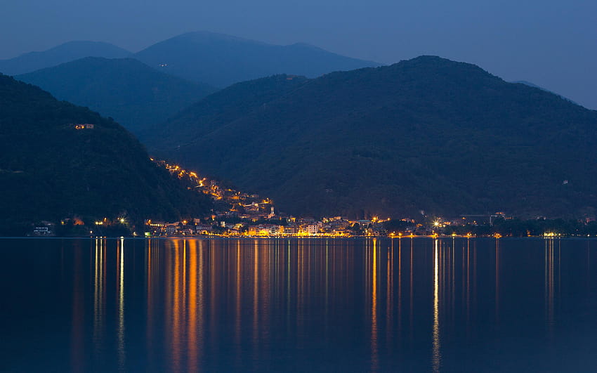 Малко градче на езерото Маджоре в Италия и HD тапет