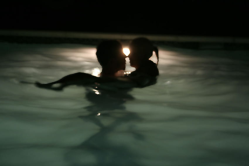 : estate, amore, piscina, silhouette, notte, nuoto, felice, bacio, coppia, romantico, loveandlife 2496x1664, felice coppia estiva Sfondo HD