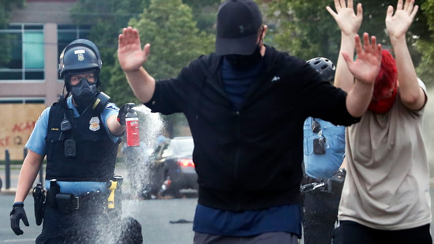 Bei Protesten gegen Polizeibrutalität wird der Einsatz von Gewalt kritisiert, und die Polizei soll schützen und dienen HD-Hintergrundbild