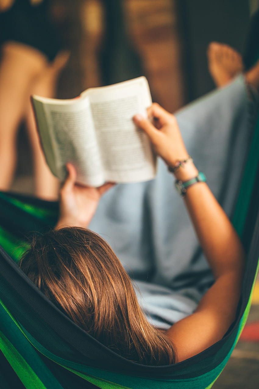 Kobieta na hamaku Czytanie książki · , dziewczyna czytająca Tapeta na telefon HD