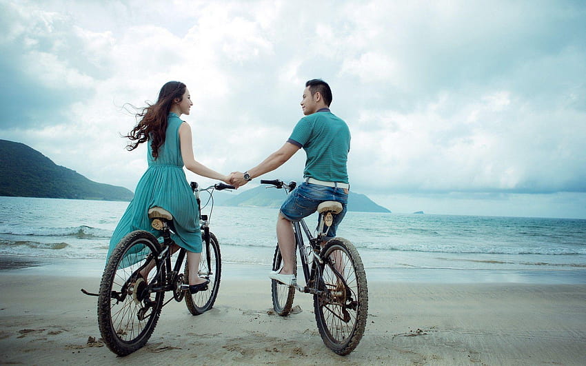Una pareja en bicicletas 1920x1200 HD wallpaper