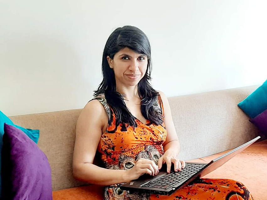 Aarti Gill: La musique joue en arrière-plan alors que le patron d'OZiva travaille à domicile Fond d'écran HD