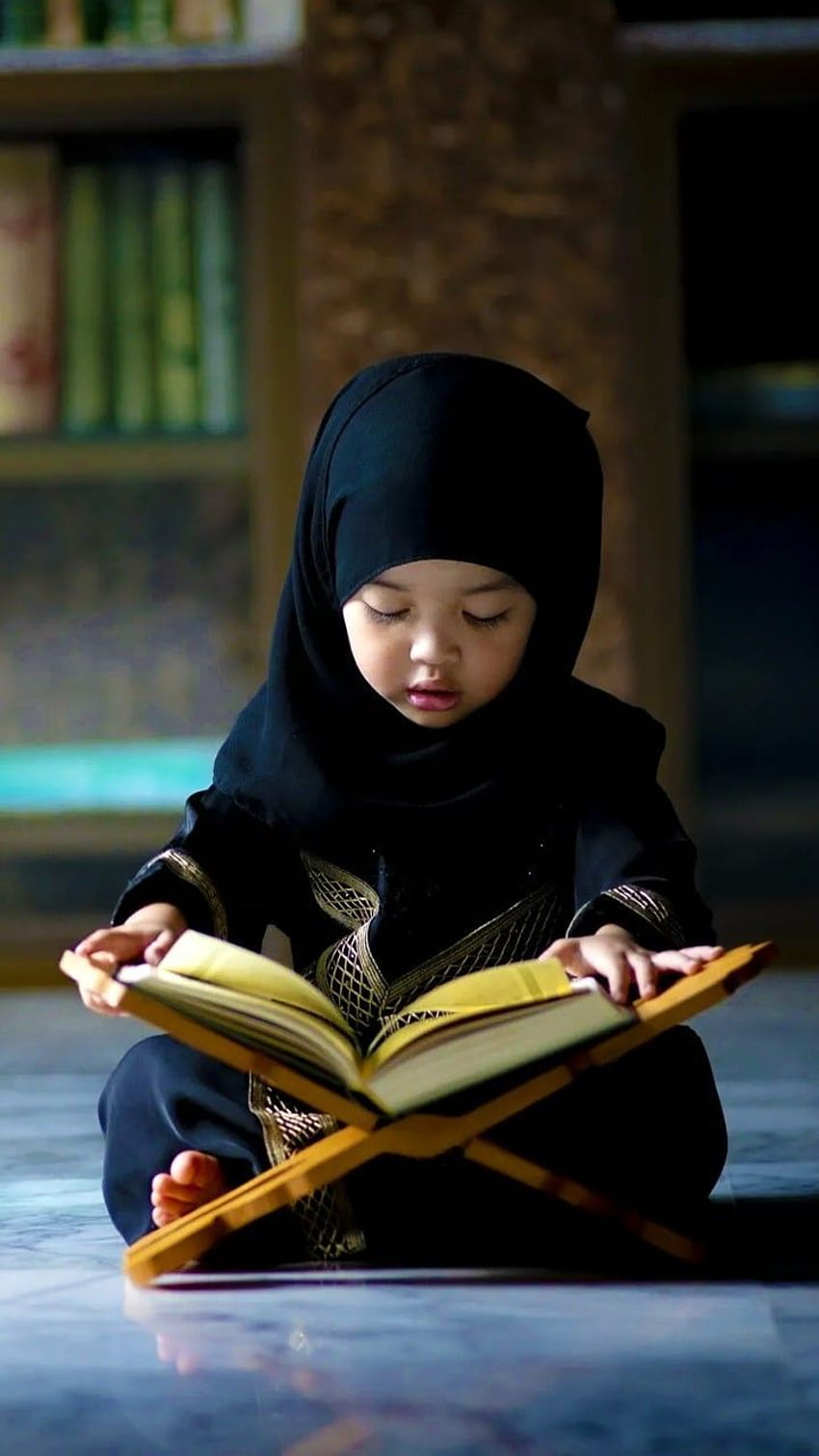 Una niña leyendo el Corán fondo de pantalla del teléfono