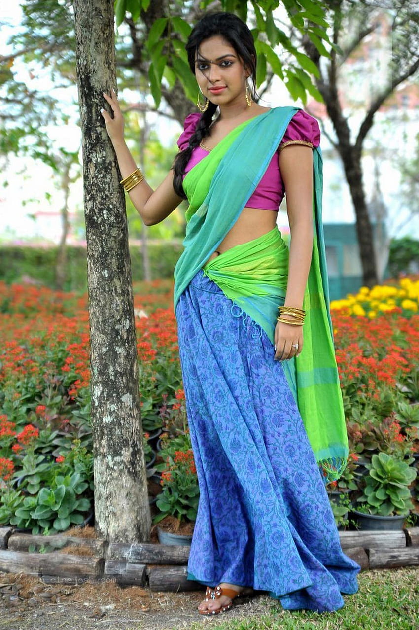 L'attrice Amala Paul sembra molto bella a metà, metà sari Sfondo del telefono HD