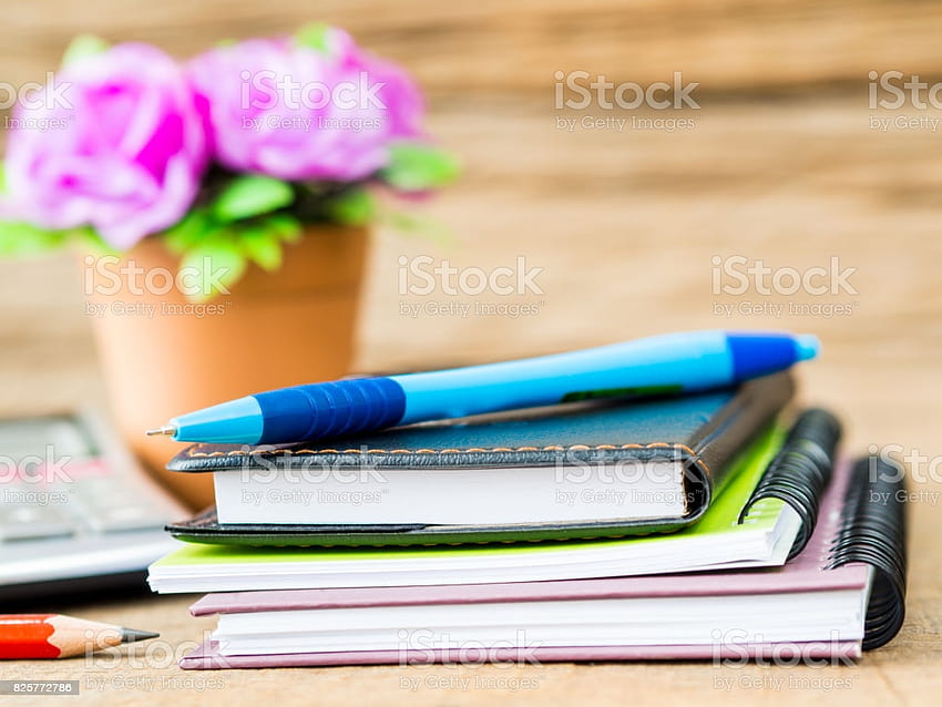 Acessórios de escritório, incluindo cadernos, calculadora de caneta azul e flor em fundos de madeira Educação e estoque de conceito de negócios, caneta de livro papel de parede HD