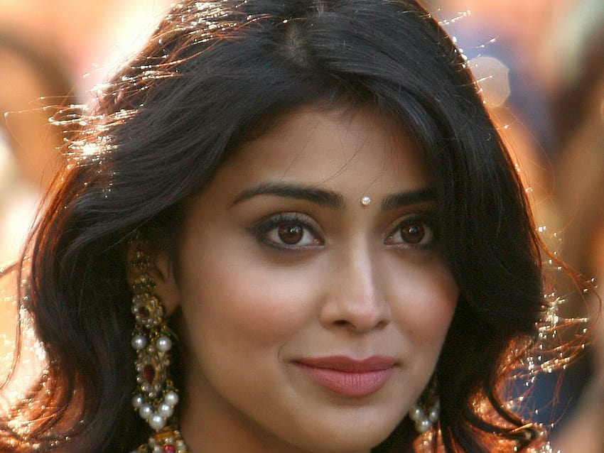 Best 3 Shriya Saran on Hip, tamil actress close up face HD wallpaper |  Pxfuel