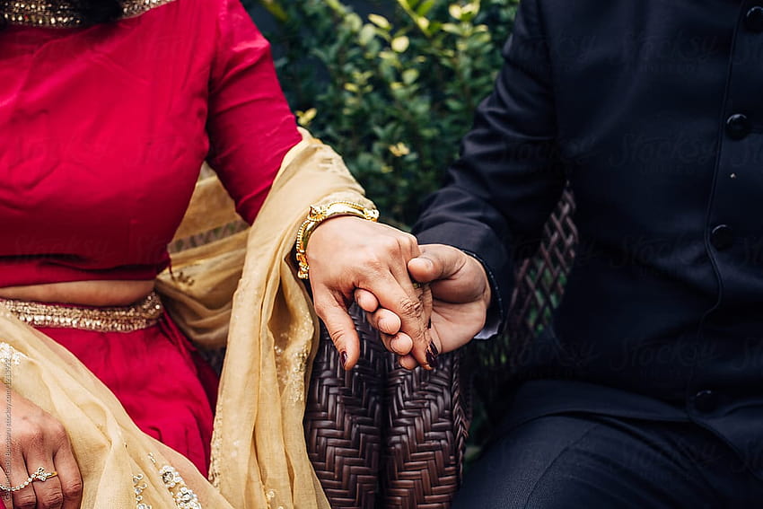 Pasangan India dengan pakaian tradisional bergandengan tangan oleh Gabriel, pasangan Wallpaper HD