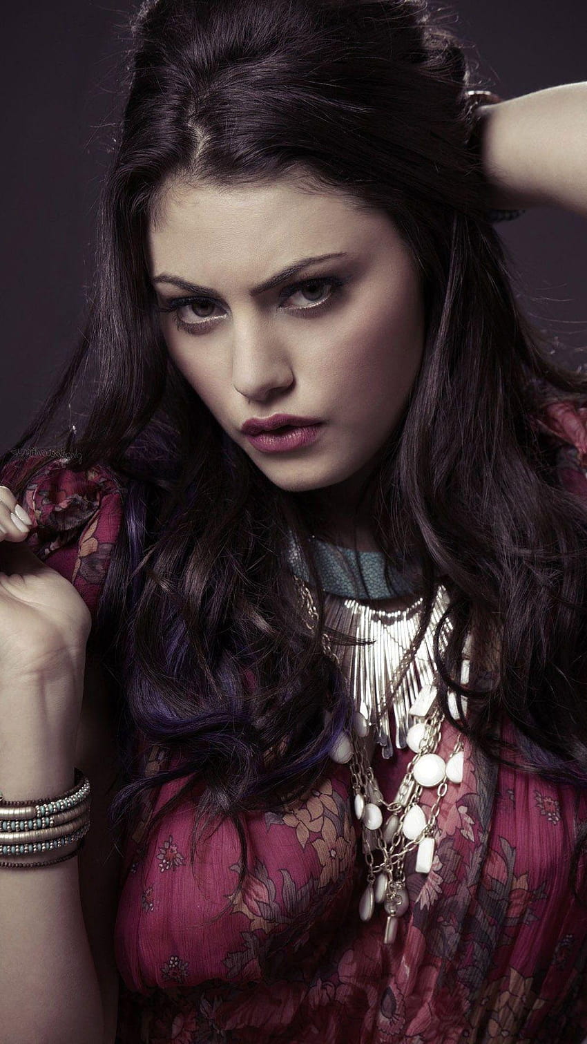 Potret Aktris Model Gadis Phoebe Tonkin wallpaper ponsel HD
