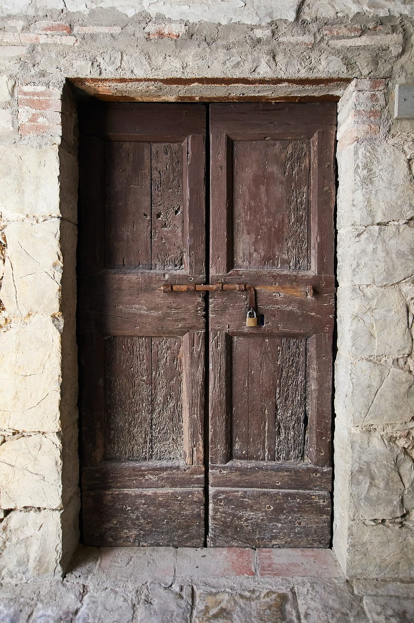 Schwarze Holztür auf grauer Betonwand – Graue, geschlossene Tür HD-Handy-Hintergrundbild