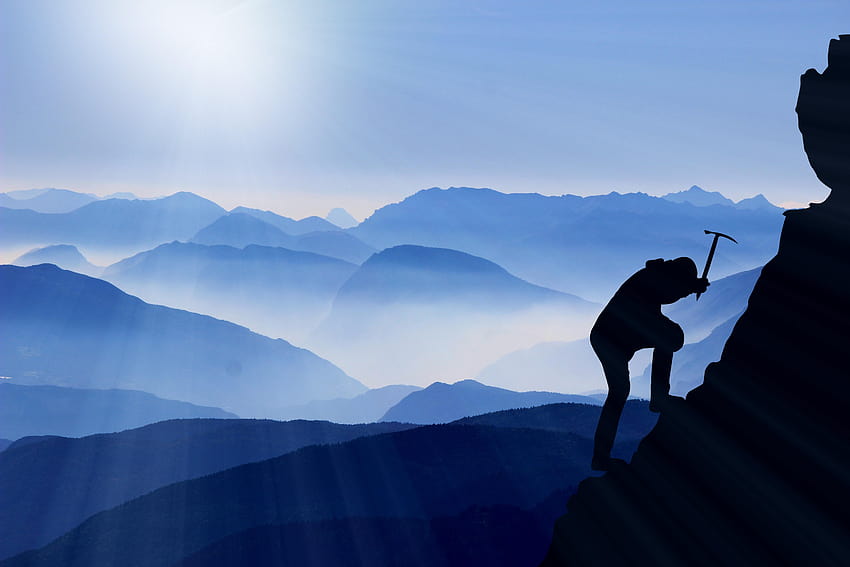 Mężczyzna wspinający się, trzymający malowanie toporem, wspinaczka górska Tapeta HD