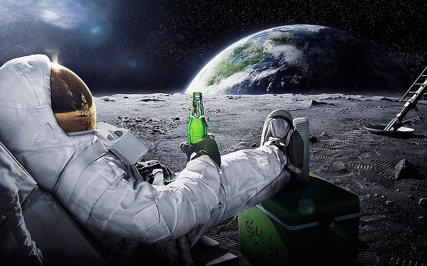 Astronauta relaxando na lua com cerveja gelada papel de parede HD