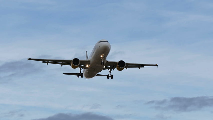 Jet Plane Approaching Landing at Barcelona Airport. Vueling EC, airbus a320 HD wallpaper
