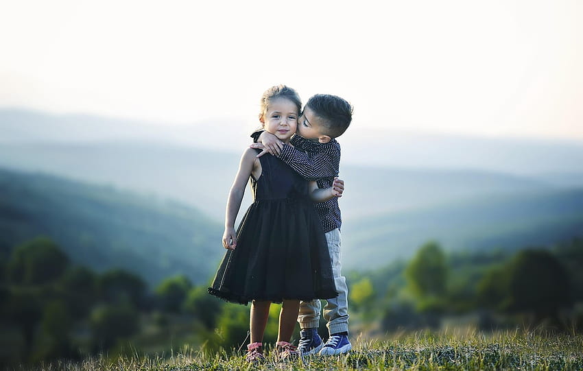 Selektywna grafika ostrości chłopca całującego i przytulającego dziewczynę, wykres chłopca Tapeta HD
