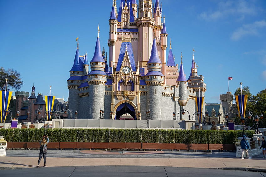 : Burggraben von Cinderella entleert sich weiter, Bühne vorbereitet in Erwartung der Renovierung zum 50-jährigen Jubiläum im Magic Kingdom, Disney Castle 2021 HD-Hintergrundbild