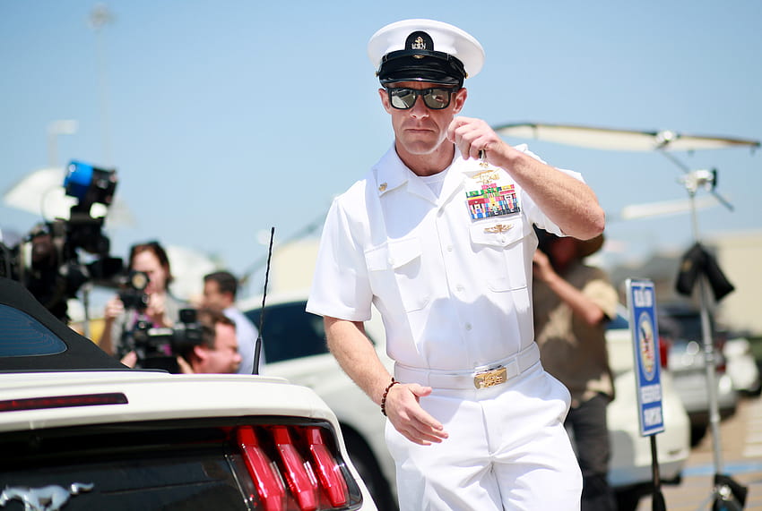 A pesar del indulto de Trump, se informa que la Marina todavía tiene la intención de expulsar al oficial de los SEAL Edward Gallagher acusado de crímenes de guerra, uniformes de la Marina de EE. UU. fondo de pantalla