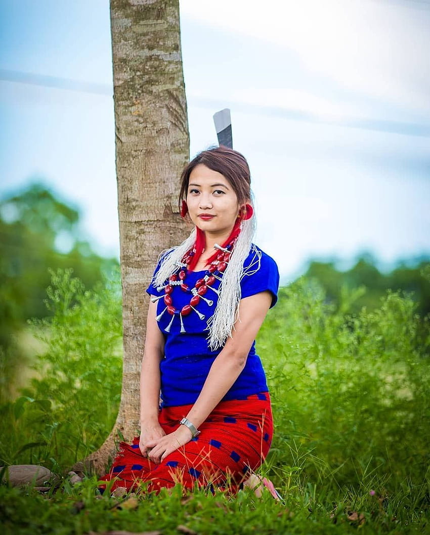 ナガランドの伝統的な衣装を着た美しいアオ・ナガの女の子。 HD電話の壁紙