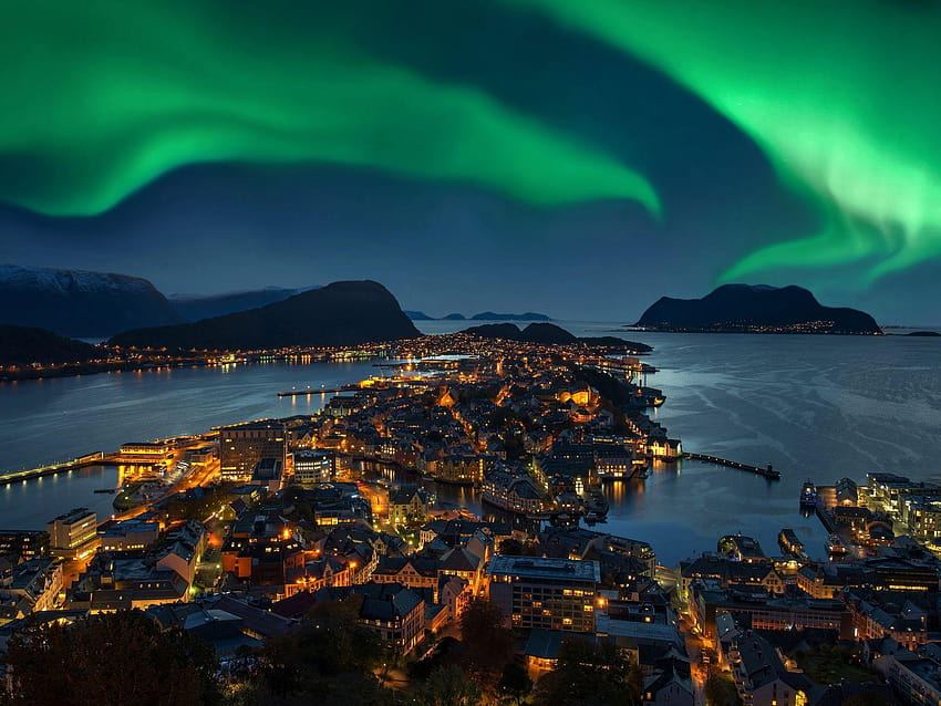 Northern Lights Green Aurora Borealis Over Alesund Noruega en, aurora borealis costa fondo de pantalla